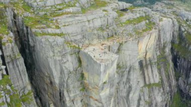 Lysefjord üzerinden Norveç 'teki Preikestolen uçurumuna doğru uçuş