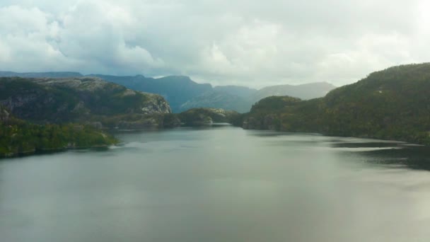 Vuelo Sobre Fiordo Lysefjord Cerca Del Acantilado Preikestolen Noruega — Vídeo de stock