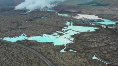 İzlanda 'daki Mavi Göl üzerinde uçuş