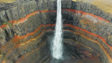 İzlanda 'daki görkemli Hengifoss Şelalesi üzerinde uçuş