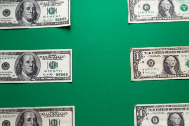  Yeşil arka planda Amerikan doları banknotları arasındaki her şey. Bilardo masası.