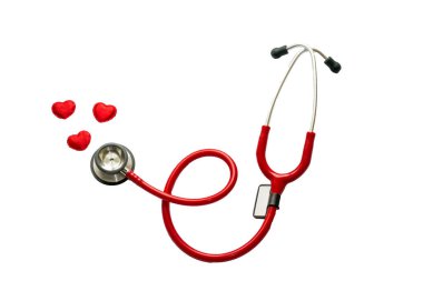 Teşhis ve kardiyolojide tedavi. Tıp konsepti - Kırmızı steteskobu kapat ve kalpleri beyaz arka plana yalıt. Metin için alanı kopyala.