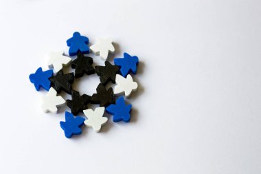 Meeples 'den yapılmış kış kar taneleri. Telif uzaylı beyaz arka planda strateji tahtası oyununun bileşenleri. Arkadaşlarla ve aileyle oyun.