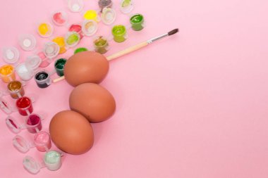 Pembe arka planda paskalya yumurtaları, kopyalanmış. Tatil konsepti, bahar, nisan, mutluluk..