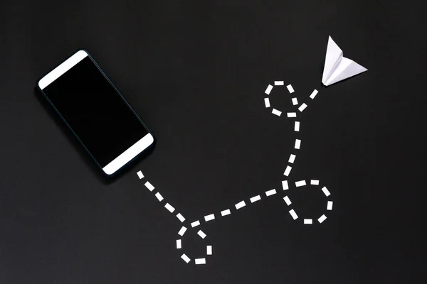 Kağıt mesaj siyah arka planda akıllı telefonları olan kullanıcılara gönderiliyor. Aile üyeleri ve arkadaşlarıyla kablosuz iletişim.