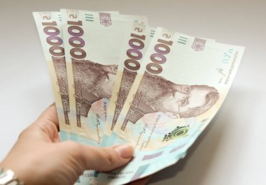 Beyaz arka planda yeni 1000 Ukrayna parası Hryvnia. Maaş, devalüasyon, enflasyon, kredi ve kredi alma kavramı. Koronavirüs salgını sırasında ekonomik kriz