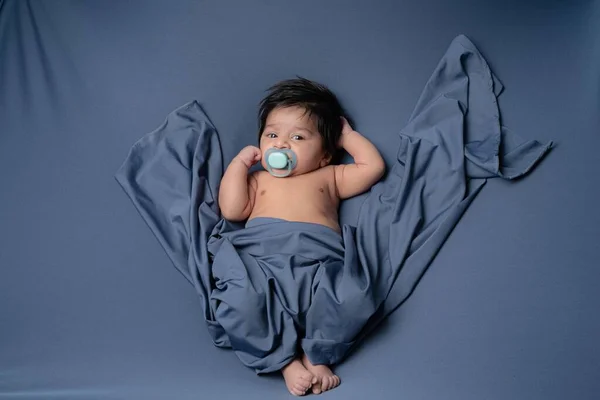 Yatağa Yaslanmış Emzik Takmış Bir Çocuğun Portresi — Stok fotoğraf