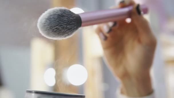Kosmetik-Make-up-Pinsel verteilt Rouge-Puder in Zeitlupe — Stockvideo