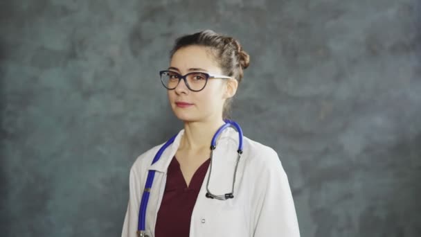 Нет, женщина-доктор качает головой, чтобы отвергнуть — стоковое видео