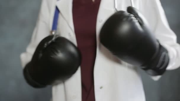Nahaufnahme einer Ärztin mit Boxhandschuhen — Stockvideo