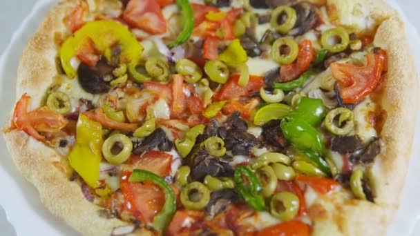 Horní pohled na zdravou zeleninu a houby vegetariánská pizza rotace, zblízka. Veganské jídlo — Stock video