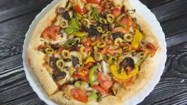 Erkek eli, lezzetli vejetaryen pizza dilimi topluyor..