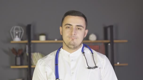 No por sacudir la cabeza, gesto del médico masculino con estetoscopio, retrato — Vídeo de stock