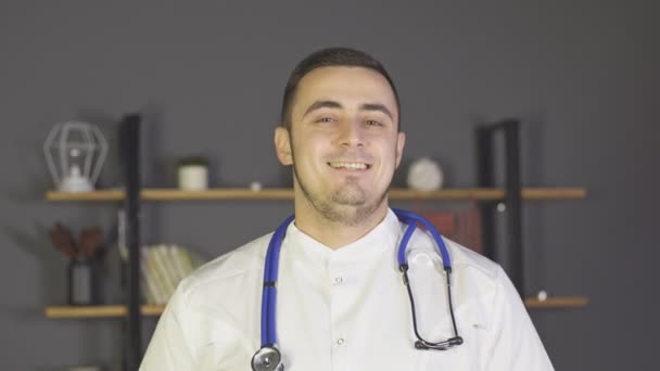 Porträtt av en vänlig läkare som ger tummen upp — Stockvideo