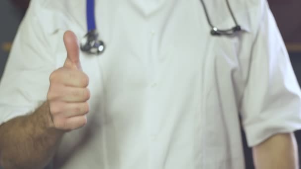 Close-up van een mannelijke arts tonen duimen omhoog ok gebaar — Stockvideo