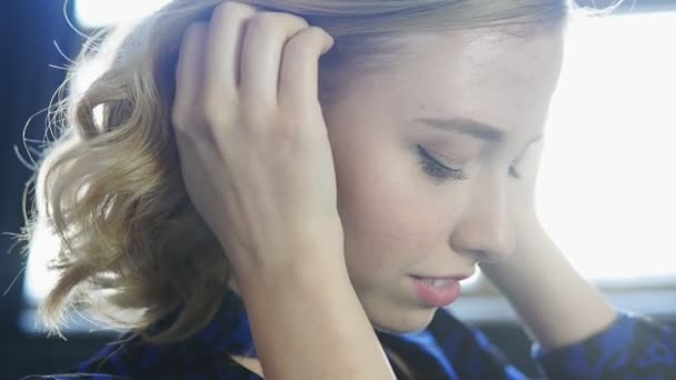 Sensuell närbild porträtt av vacker blond flicka modell, slow motion — Stockvideo