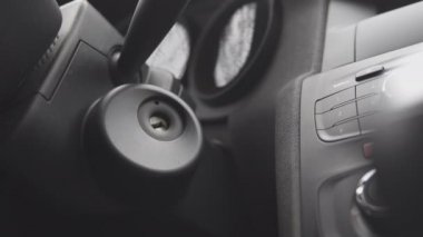 Mans el anahtarı kontağa koydu ve araba motorunu çalıştırdı