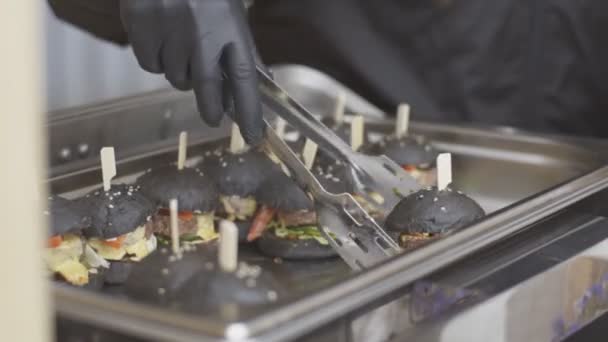 Close up de vendedor de cozinhar dando hambúrguer ao cliente no caminhão de alimentos - venda de rua — Vídeo de Stock