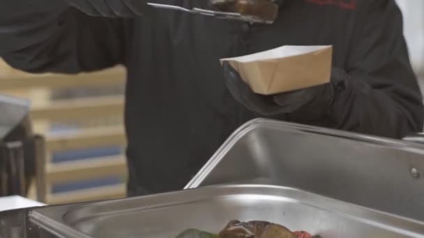 Close up de cozinheiro vendedor dando comida de rua para o cliente no caminhão de alimentos — Vídeo de Stock