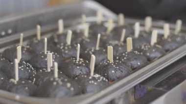 Mini burgerleri kapatın paslanmaz çelik kutuda seçilimi durdurun, sokak satışı