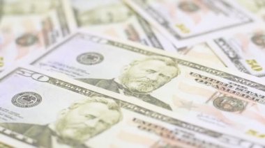 Masada dönen dolar banknotları. Kapatın. Çevirme videosu