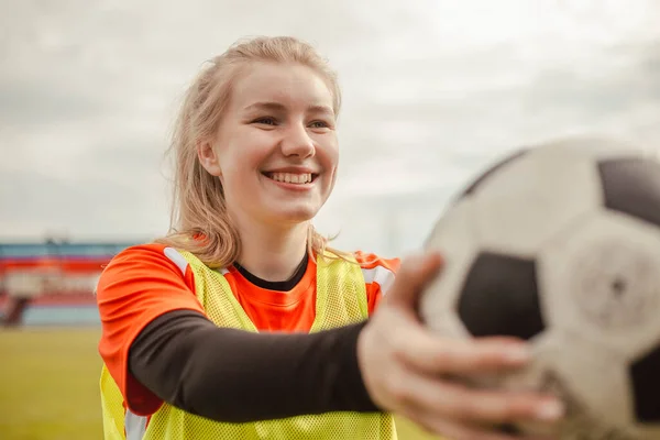 Portrét usmívající se dívky fotbalista s fotbalovým míčem — Stock fotografie
