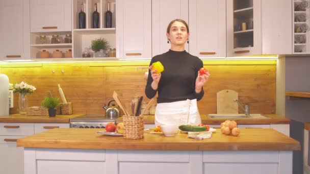 Νεαρή γυναίκα blogger τροφίμων που εργάζονται σε ένα νέο βίντεο και εξηγώντας πώς να μαγειρέψουν ένα πιάτο — Αρχείο Βίντεο