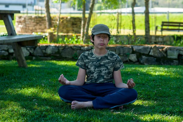 Joven Lindo Chico Practicando Yoga Parque Día Soleado —  Fotos de Stock