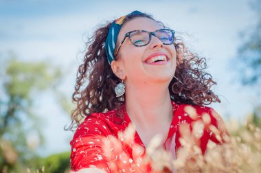 Genç, güzel mavi gözler ve kıvırcık saçlı kız doğada