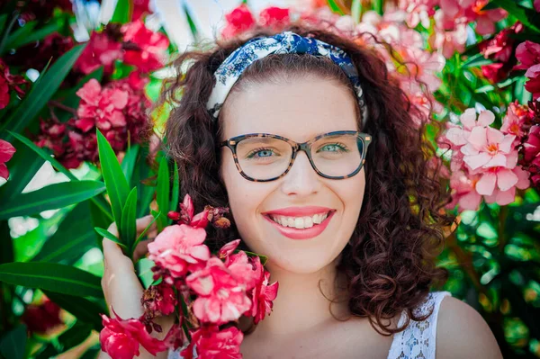 Jóvenes Hermosos Ojos Azules Cabello Rizado Chica Naturaleza — Foto de Stock