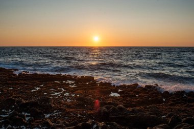 Sahilden inanılmaz gün batımı manzarası