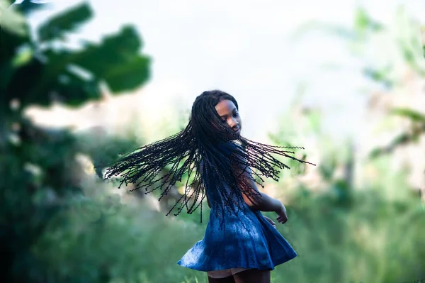 Afro Américaine Fille Dans Nature Balançant Ses Longs Cheveux Noirs — Photo