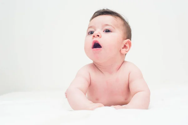 Bebê Bonito Deitado Seu Estômago Cama Fundo Branco Imagem Com — Fotografia de Stock