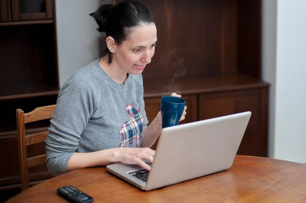 Młoda Kobieta Korzystająca Komputera Pijąca Kawę Domu — Zdjęcie stockowe