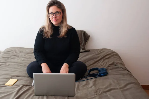 Szczęśliwa Kobieta Używająca Komputera Swojej Sypialni Patrzy Kamerę — Zdjęcie stockowe