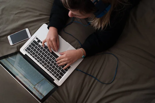 Vista Alto Angolo Una Donna Bionda Che Usa Computer Letto — Foto Stock