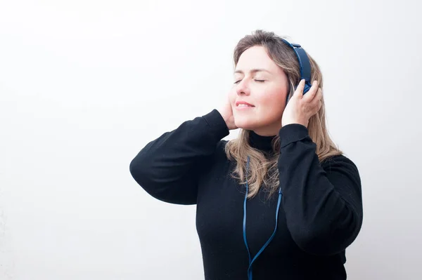 Mujer Rubia Escuchando Música Con Las Manos Los Auriculares Fondo — Foto de Stock