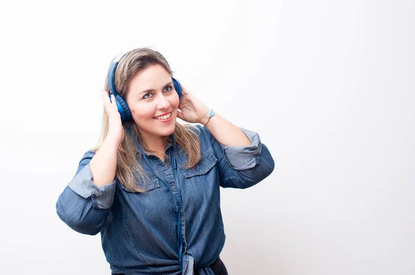 Ευτυχισμένη Ξανθιά Γυναίκα Που Ακούει Μουσική Χέρια Της Στα Ακουστικά — Φωτογραφία Αρχείου