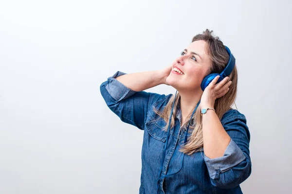 Felice Donna Bionda Che Ascolta Musica Con Mani Sulla Cuffia — Foto Stock