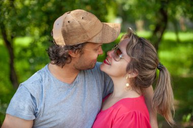 Romantik bir sahnede birbirine bakan sevimli bir çift..