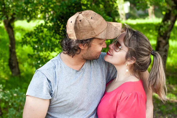 Romantik bir sahnede birbirine bakan sevimli bir çift..