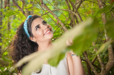 Doğadaki güzel kız huzurlu bir ifadeyle yukarı bakıyor..