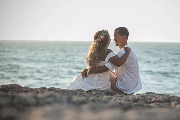 Невеста Жених Сидят Песке Обнимаясь Любезно Глядя Друг Друга Море — стоковое фото