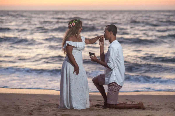 Bruidegom Vraagt Zijn Geliefde Met Hem Trouwen Kust Haar Hand — Stockfoto