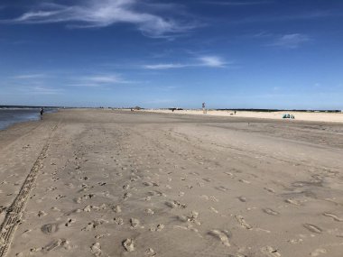 Romantik, yalnız kumsalda, mavi gökyüzüyle Alman kuzey denizinde.