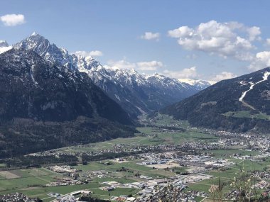 Mavi gökyüzü, bulutlar, göller ve güneş ile Bavyera Alplerinin manzarasına bakın.