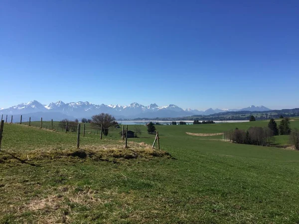 Вид Баварские Альпы Голубым Небом Облаками Озерами Солнцем — стоковое фото