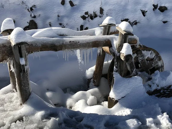 Costilla Agua Congelada Barranco Con Nieve Hielo Luz Del Sol — Foto de Stock