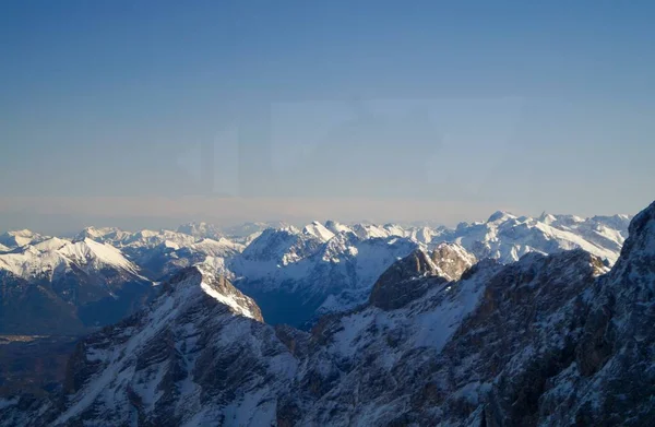 Красивый Зимний Пейзаж Снегом Баварских Австрийских Альп Голубым Небом — стоковое фото