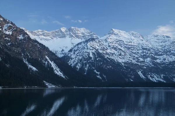 以蓝天 湖泊和阳光观赏巴伐利亚阿尔卑斯山的风景 — 图库照片